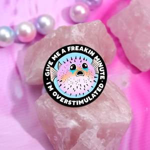 Cartoon Kugelfisch Emaille-Pin mit 'I'M OVERSTIMULATED' Text auf rosa Stein