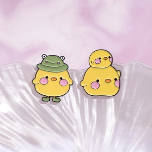 Broches en émail canard jaune mignon avec chapeau grenouille sur coquillage