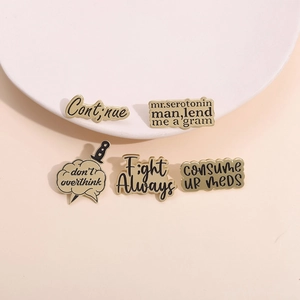 Set di cinque spille in smalto nero e oro con frasi motivazionali creative inglesi