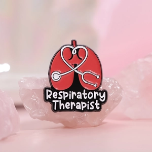 Détail du pin's en émail en forme de poumon rouge avec texte Respiratory Therapist