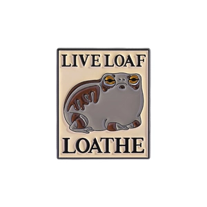 Spilla in smalto divertente con rana a forma di pane e scritta Live Loaf Loathe