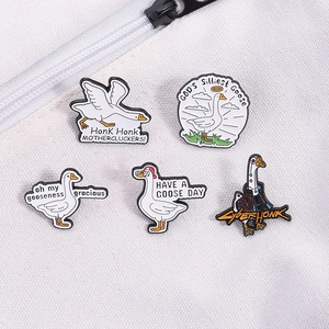 Lot de 5 pin's en émail oie rigolote avec citations sur un sac en toile blanc