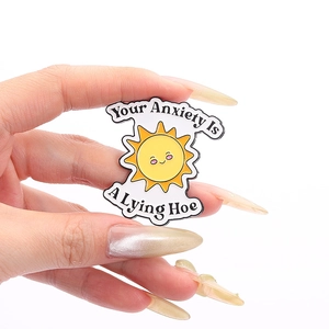 Spilla smaltata girasole con citazione Your Anxiety Is A Lying Hoe e motivo a sole
