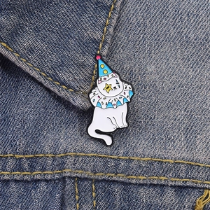 Broche en émail style dessin animé japonais chat blanc clown sur tissu en denim bleu