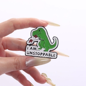 Spilla in smalto dinosauro verde con scritta I AM UNSTOPPABLE per borse e abiti