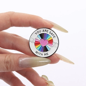 Regenbogen-Herz-Emaille-Pin mit 'YOU ARE SAFE WITH ME' Schriftzug für Taschen