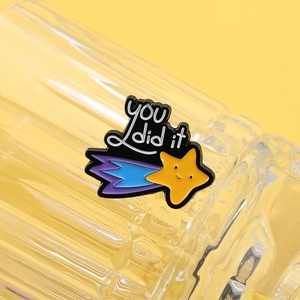 Spilla smaltata ispiratrice con stella sorridente e scritta YOU did it in bianco