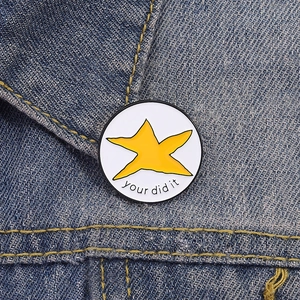 Pin en émail étoile jaune cartoon avec texte your did it sur fond de tissu denim bleu