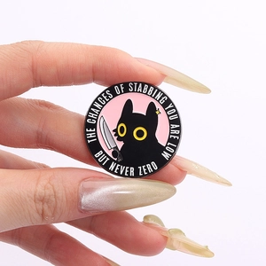Pin's chat noir avec couteau et citation humoristique sur fond d'émail rose