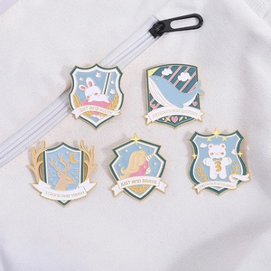 Detailansicht der 5 Cartoon-Tier-Emaille-Pins mit Hase und Wal auf weißem Segeltuch