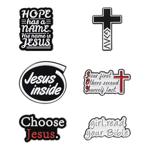Set mit 6 religiösen Emaille-Anstecknadeln mit schwarz-weißen Kreuz-Designs
