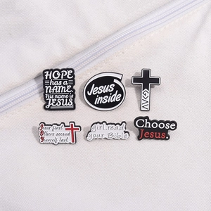 Set mit 6 religiösen Emaille-Pins mit schwarz-weißen Kreuz-Designs und Glaubenssprüchen