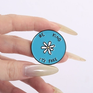 Broche ronde en émail bleu avec marguerite blanche et citation Be Kind It's Free