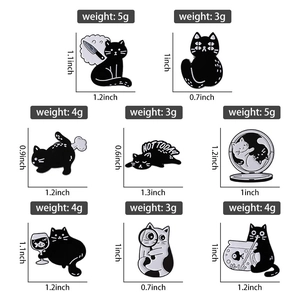 Dimensions détaillées et poids pour huit pin's en émail de chats noirs et blancs
