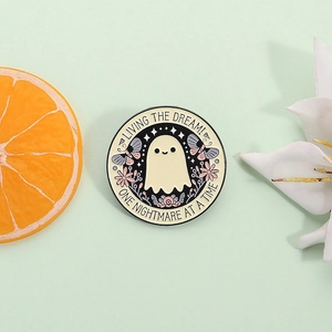 Spilla in Smalto Fantasma Cartoon Living The Dream One Nightmare At A Time Distintivo Spilla Tonda in Lega per Borse Abbigliamento Regalo Halloween