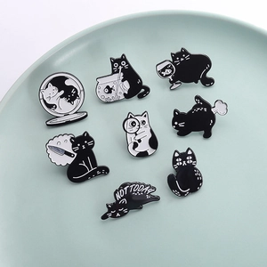 Lot de 8 broches créatives en émail de chats noirs et blancs aux poses amusantes