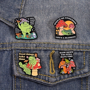 Pins émaillés dessin animé grenouille et champignon avec citations sur tissu en jean
