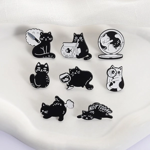 Lot de huit pins en émail de chats noirs et blancs avec des designs créatifs