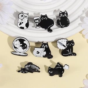 Détail de huit pin's en émail représentant des chats noirs et blancs au design créatif