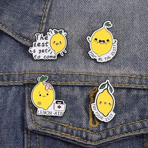 Ensemble mignon de quatre pins en émail citron dessin animé sur tissu denim bleu