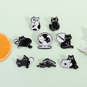 Ensemble d'Épinglettes en Émail de Chat de Dessin Animé Noir Blanc Chaton Couteau Broche Badge d'Animal Mignon pour Sac à Dos