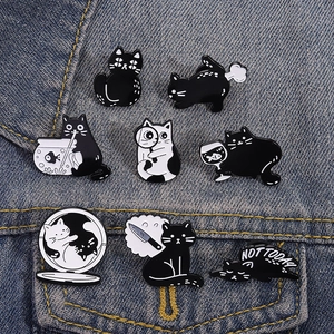 Lot de 8 épingles créatives en émail chat noir et blanc sur des poches en denim bleu