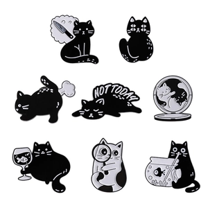 Lot de 8 épingles en émail de chat mignon avec des motifs noir et blanc pour sacs