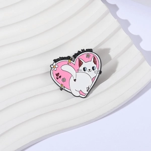 Süße Emaille-Anstecknadel mit weißer Katze, rosa Herz und kleinen Blumenakzenten