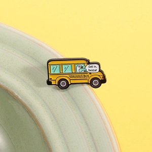 Broche en émail bus jaune conduit par une oie avec bulle de texte Get in bestie