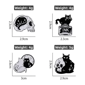 Dettaglio delle spille gotiche in smalto con gatto nero e teschio e misure precise