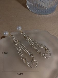 Détail de boucles d'oreilles S925 de luxe avec perles et cristaux, long de 6,5 cm