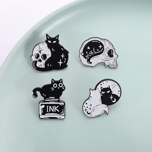 Set di 4 spille in smalto con gatto nero e teschio stile punk su un piatto decorato