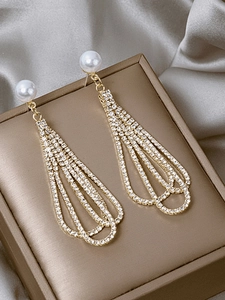 Détail de boucles d'oreilles pendantes à pampilles en argent S925 avec perles