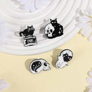 Set di spille in smalto gotico con gatto nero e teschio su sfondo floreale bianco