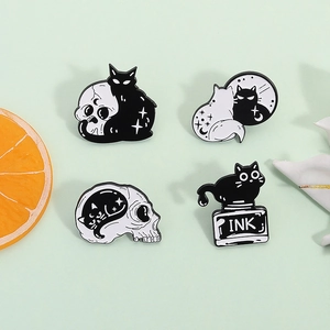 Spilla in Smalto Gatto Nero Gotico Teschio Lega Cartone Animato Animale Pin per Vestiti Borsa Zaino Punk Gioielli Accessori