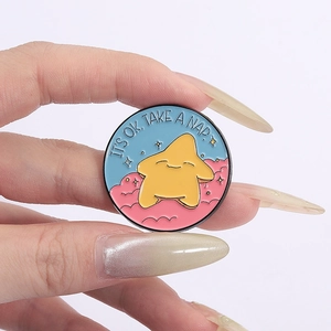 Gros plan d'un badge émaillé avec étoile souriante sur nuages roses pour sacs à dos