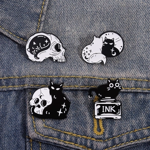 Set di 4 spille in smalto con gatto nero e teschio su tasca di giacca in denim blu