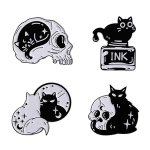 Set di quattro spille in smalto stile punk con motivi gotici di gatti e teschi umani
