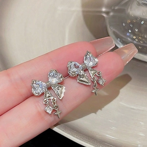 Élégantes boucles d'oreilles nœud en argent avec zircons et pampilles étoiles femme
