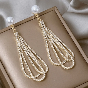 Boucles d'oreilles pampilles luxueuses en argent S925 avec perles sur boîte à bijoux