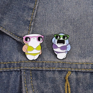 Kreative Cartoon-Hai-Anstecknadeln mit Bikinis und Sonnenbrillen auf blauem Denim