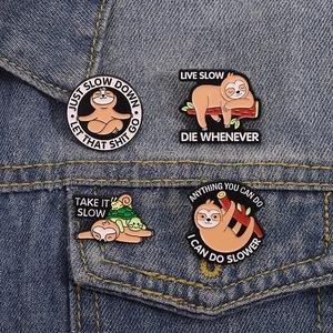 Set di quattro spille in smalto bradipo su denim con divertenti illustrazioni di vita pigra