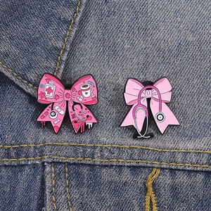 Broches papillon roses en émail avec motifs médicaux sur tissu en denim bleu