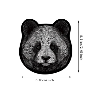 Dettaglio dell'adesivo panda con dimensioni 5,31 x 5,08 cm in stile minimalista