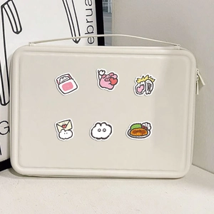Custodia per laptop bianco sporco con simpatiche toppe a fumetti in stile ins e nuvole
