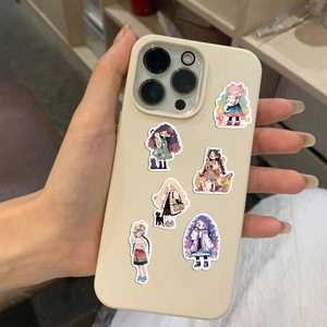 Gros plan d'autocollants de fille de dessin animé avec des chats sur une coque de téléphone