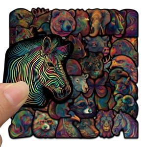 Dettaglio di un adesivo zebrato neon su uno sfondo di decalcomanie artistiche di animali