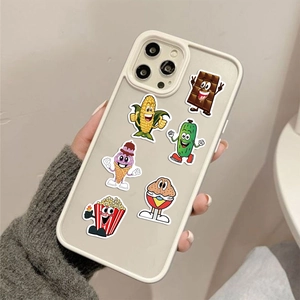 Gros plan sur une coque de téléphone crème décorée de six autocollants colorés