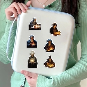 Detail von magischen Zauberer-Aufklebern auf einer weißen Laptoptasche im Modell-Look