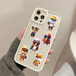 Nahaufnahme der beige iPhone-Hülle mit sechs niedlichen 3D-Tierfiguren im Hochrelief-Design